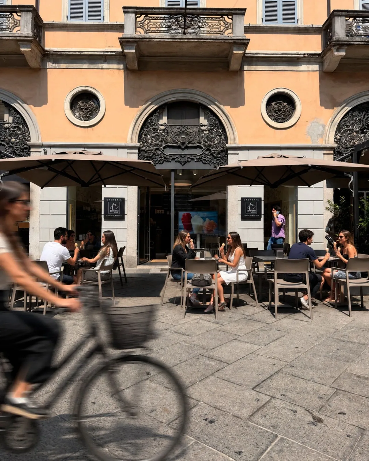 Largo Battisti d'estate: i tavolini all'aperto e la piazza